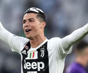 epa07518226 Juventus' Cristiano Ronaldo celebrates after winning the Italian Serie A Championship ("Scudetto") at the end of the Italian Serie A soccer match Juventus FC vs ACF Fiorentina at the Allianz Stadium in Turin, Italy, 20 April 2019.  EPA/ALESSANDRO DI MARCO