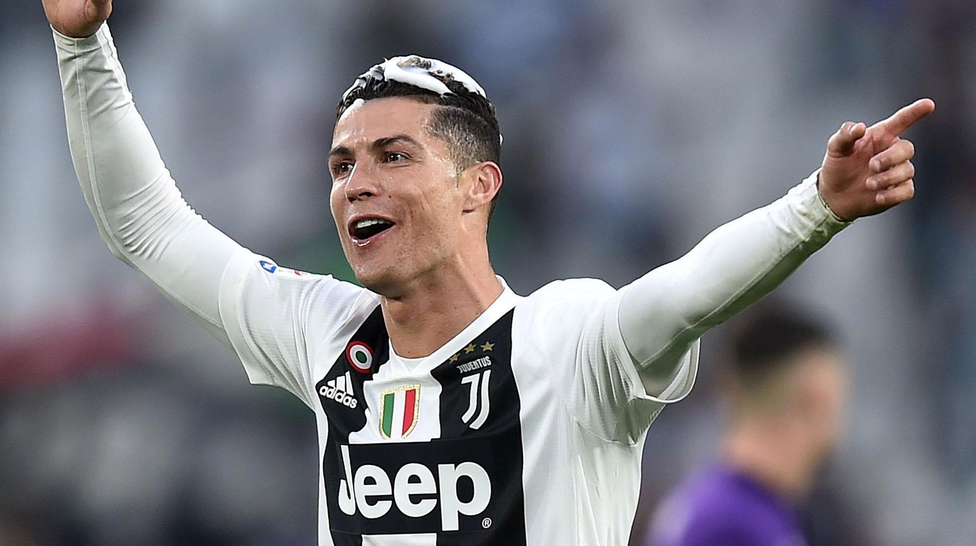 epa07518226 Juventus' Cristiano Ronaldo celebrates after winning the Italian Serie A Championship ("Scudetto") at the end of the Italian Serie A soccer match Juventus FC vs ACF Fiorentina at the Allianz Stadium in Turin, Italy, 20 April 2019.  EPA/ALESSANDRO DI MARCO