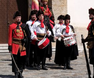 Zagreb, 22.04.2019. - Počasna satnija Kravat pukovnije započela je s ovogodišnjim redovnim održavanjem vojno-povijesne ceremonije Smjene straže. Već tradicionalno, točno u podne, ispred crkve sv. Marka, konjanici, pješadija i bubnjari Kravat pukovnije,  pod vodstvom zapovjednika Željka Matejčića, u svojim su raskošnim uniformama, uz atraktivnu  koreografiju i ceremoniju pripreme straže i pregleda naoružanja ponovno oživjeli povijesne početke kravate.
foto HINA/ Edvard ŠUŠAK/ es