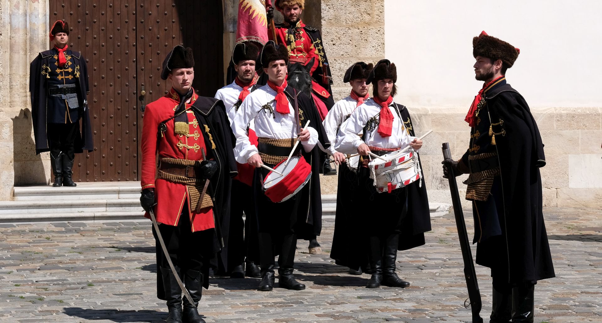 Zagreb, 22.04.2019. - Počasna satnija Kravat pukovnije započela je s ovogodišnjim redovnim održavanjem vojno-povijesne ceremonije Smjene straže. Već tradicionalno, točno u podne, ispred crkve sv. Marka, konjanici, pješadija i bubnjari Kravat pukovnije,  pod vodstvom zapovjednika Željka Matejčića, u svojim su raskošnim uniformama, uz atraktivnu  koreografiju i ceremoniju pripreme straže i pregleda naoružanja ponovno oživjeli povijesne početke kravate.
foto HINA/ Edvard ŠUŠAK/ es
