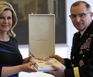 Zagreb, 23.04.2019. - Predsjednica Republike i vrhovna zapovjednica Oruanih snaga Republike Hrvatske Kolinda Grabar-Kitaroviæ uruèila je odlikovanje Red kneza Trpimira s ogrlicom i Danicom vrhovnom zapovjedniku Saveznièkih snaga za Europu generalu zbora Curtisu Michaelu Scaparrottiju. foto HINA/ Tomislav PAVLEK/ ds