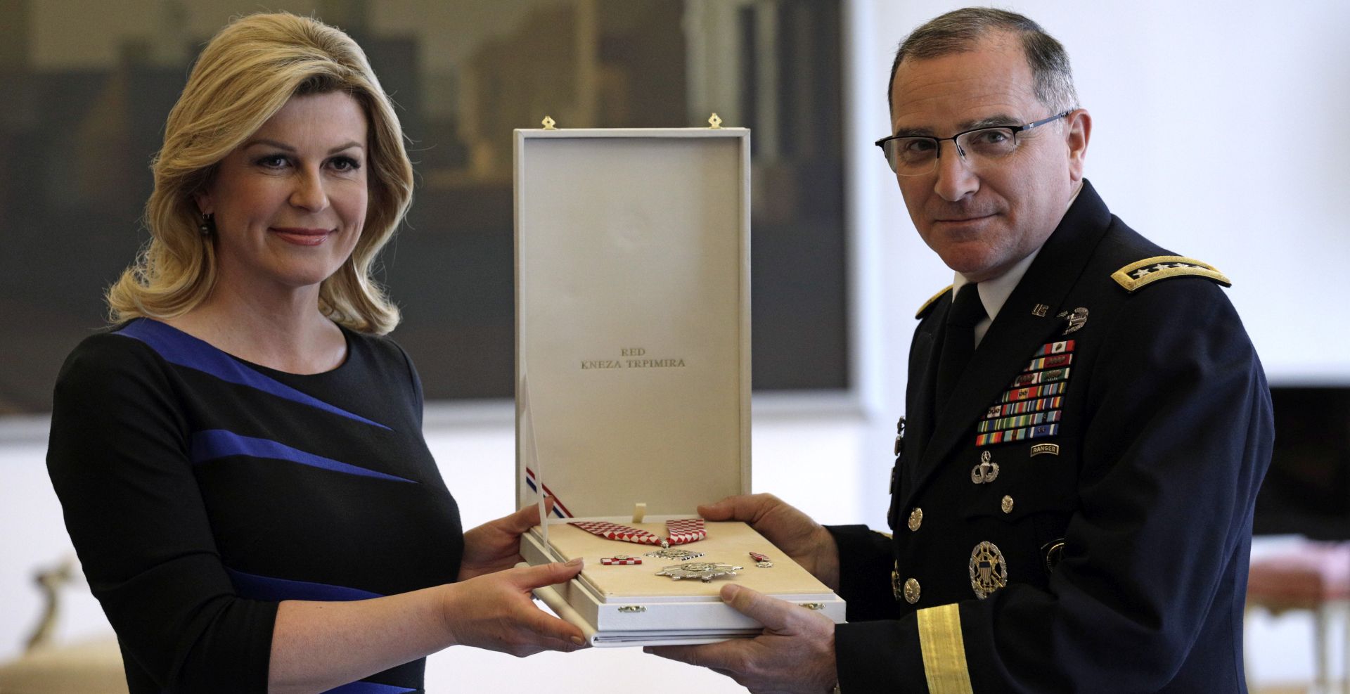Zagreb, 23.04.2019. - Predsjednica Republike i vrhovna zapovjednica Oruanih snaga Republike Hrvatske Kolinda Grabar-Kitaroviæ uruèila je odlikovanje Red kneza Trpimira s ogrlicom i Danicom vrhovnom zapovjedniku Saveznièkih snaga za Europu generalu zbora Curtisu Michaelu Scaparrottiju. foto HINA/ Tomislav PAVLEK/ ds