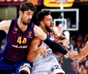 epa07526007 Anadolu Efes' Vaslije Micic (R) in action against FC Barcelona Lassa's Ante Tomic (L) during the Euroleague playoff basketball match at the Palau Blaugrana in Barcelona, Spain, 24 April 2019.  EPA/Enric Fontcuberta