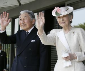 epa07530133 (FILE)A file photo dated 24 April 2014 shows Japan's Emperor Akihito and Emperss Michiko (R) wave to US President Barack Obama after the welcoming ceremony at the Imperial Palace in Tokyo, Japan. Emperor Akihito will abdicate on 30 April 2019 and Crown Prince Naruhito, first son of the Emperor and Empress will succeed Akihito and ascend the Chrysanthemum throne on 01 May 2019. It will be the first abdication by Japanese emperor in about two centuries.  EPA/KIMIMASA MAYAMA/POOL