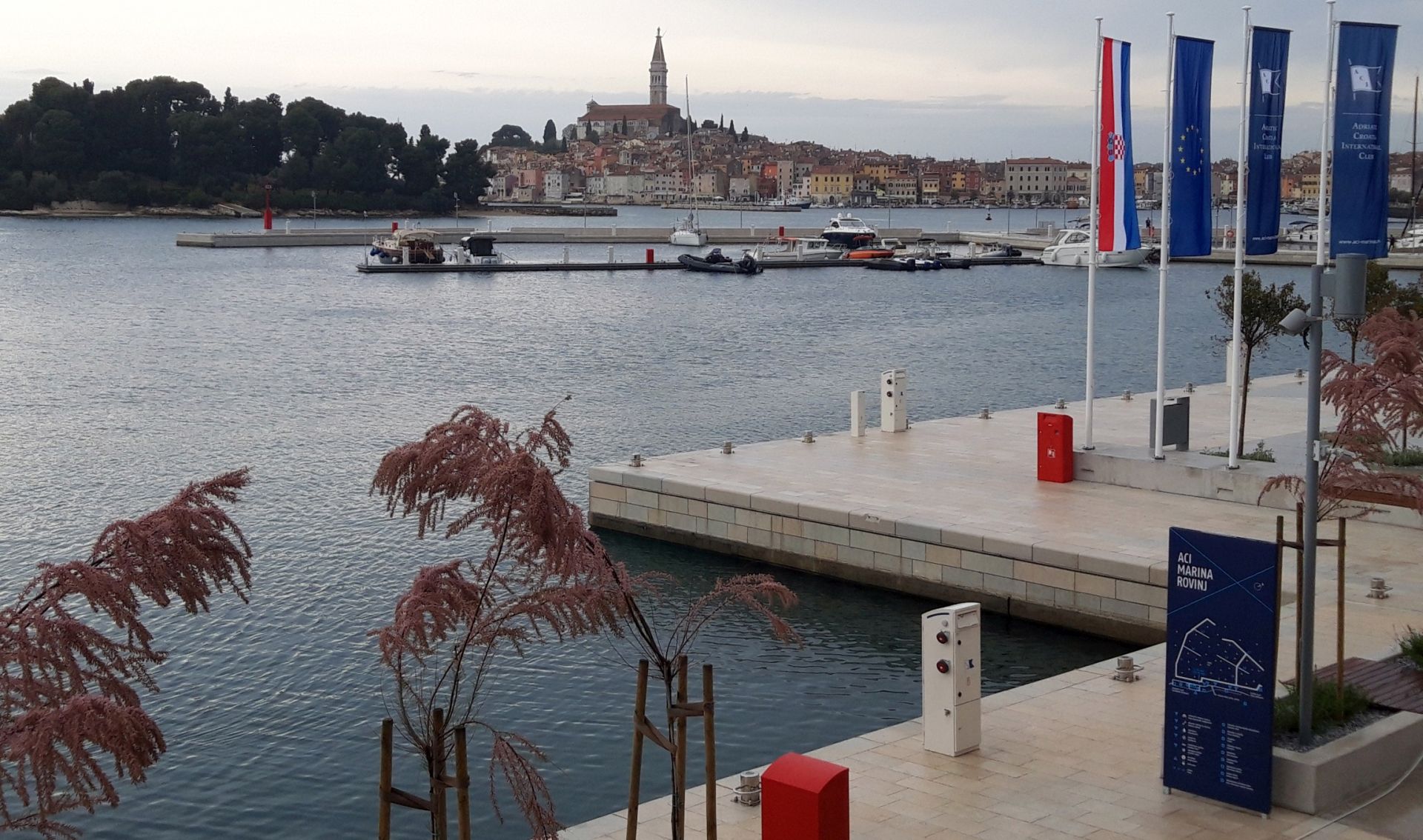 Rovinj, 26.04.2019. - Premijer Andrej Plenković sudjelovao je na svečanosti otvaranja obnovljene ACI marine u Rovinju. Uz predsjednika Vlade prisustvovali su ministar mora, prometa i infrastrukture Oleg Butković i ministar turizma Gari Cappelli.
foto HINA/ Daniel SPONZA/ ml