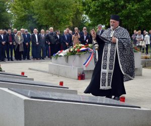 Gudovac, 27.04.2019. - Komemoracija u povodu 78. godišnjice ustaških zločina u bjelovarskom kraju održana je u subotu u spomen-parku Gudovac nedaleko od Bjelovara u u organizaciji Vijeća srpske nacionalne manjine grada Bjelovara i Bjelovarsko-bilogorske županije te Udruge antifašističkih boraca i antifašista Bjelovara, a pod pokroviteljstvom Bjelovarsko-bilogorske županije. 
foto HINA/ Igor KOKORUŠ/ ml