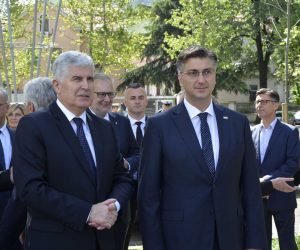 Mostar, 27.04.2019. - Hrvatski premijer i predsjednik HDZ-a Andrej Plenković izjavio je u subotu u Mostaru kako će Hrvatska nastaviti snažno podupirati europski put Bosne i Hercegovine, što podrazumijeva i ostvarenje jednakopravnosti hrvatskog naroda. S Plenkovićem na Saboru HDZ-a BiH u Mostaru sudjeluju i visoki stranački i državni dužnosnici Davor Božinović, Lovro Kuščević, Goran Marić, Branko Bačić, Zvonko Milas. Na fotografiji Dragan Čović, Andrej Plenković.
foto HINA/ FENA/ Mario OBRDALJ/ ml