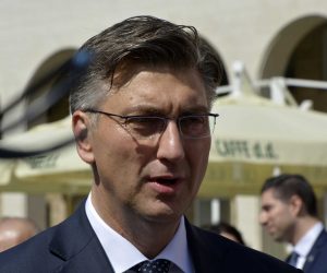 Mostar, 27.04.2019. - Hrvatski premijer i predsjednik HDZ-a Andrej Plenković (na fotografiji) izjavio je u subotu u Mostaru kako će Hrvatska nastaviti snažno podupirati europski put Bosne i Hercegovine, što podrazumijeva i ostvarenje jednakopravnosti hrvatskog naroda. S Plenkovićem na Saboru HDZ-a BiH u Mostaru sudjeluju i visoki stranački i državni dužnosnici Davor Božinović, Lovro Kuščević, Goran Marić, Branko Bačić, Zvonko Milas.
foto HINA/ FENA/ Mario OBRDALJ/ ml