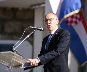 Knin, 28.04.2019. - Povodom obilježavanja 12. obljetnice ustrojavanja 3. mehanizirane bojne Pauci Gardijske mehanizirane brigade Hrvatske kopnene vojske  i 28. obljetnice osnutka 4. gardijske brigade Pauci u Kninu je u nedjelju, 28. travnja 2019. održana  svečanost preimenovanja vojarne „Kralj Zvonimir“ u vojarnu  „4. gardijske brigade Pauci“, a održana je i svečana ceremonija otvaranja spomen sobe „4.gardijske brigade Pauci“. Na fotografiji potpredsjednik Vlade i ministar obrane RH Damir Krstičević.
foto HINA/ MORH/ M.Čobanović/ ml