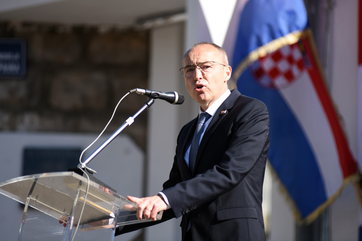Knin, 28.04.2019. - Povodom obilježavanja 12. obljetnice ustrojavanja 3. mehanizirane bojne Pauci Gardijske mehanizirane brigade Hrvatske kopnene vojske  i 28. obljetnice osnutka 4. gardijske brigade Pauci u Kninu je u nedjelju, 28. travnja 2019. održana  svečanost preimenovanja vojarne „Kralj Zvonimir“ u vojarnu  „4. gardijske brigade Pauci“, a održana je i svečana ceremonija otvaranja spomen sobe „4.gardijske brigade Pauci“. Na fotografiji potpredsjednik Vlade i ministar obrane RH Damir Krstičević.
foto HINA/ MORH/ M.Čobanović/ ml