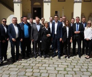 Čakovec, 28.04.2019. - Kandidati s liste HDZ-a za Europski parlament u nedjelju su posjetili Čakovec gdje su se družili s građanima, a kasnije posjetili i čakovečki Stari grad, a prvi na listi Karlo Ressler poručio je kako u gradovima i mjestima diljem Hrvatske žele vidjeti i posjetiti projekte financirane EU novcem i na taj način pokazati koliko su lokalni projekti povezani s europskim.
foto HINA/ Tomislav JAKOPEC/ ml