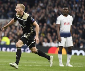 epa07538807 Donny van de Beek of Ajax Amsterdam (L) celebrates after scoring the 1-0 lead during the UEFA Champions League semi-final first leg soccer match between Tottenham Hotspur and Ajax Amsterdam at the Tottenham Hotspur Stadium in London, Britain, 30 April 2019.  EPA/WILL OLIVER