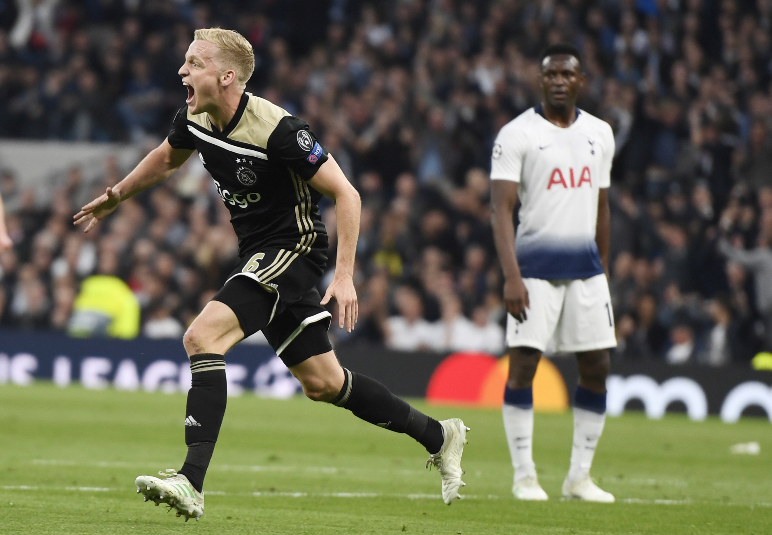 epa07538807 Donny van de Beek of Ajax Amsterdam (L) celebrates after scoring the 1-0 lead during the UEFA Champions League semi-final first leg soccer match between Tottenham Hotspur and Ajax Amsterdam at the Tottenham Hotspur Stadium in London, Britain, 30 April 2019.  EPA/WILL OLIVER