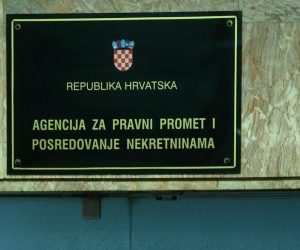 Zagreb: Započelo zaprimanje zahtjeva za subvencionirane stambene kredite u APN-u 03.09.2018., Zagreb - Agencija za pravni promet i posredovanje nekretninama (APN) zapocinje zaprimati zahtjeve za subvencioniranjem stambenih kredita za 2018. godinu. Ministar graditeljstva i prostornog uredjenja Predrag Stromar je tim povodom posjetio agenciju gdje ga je direktor APN-a Slavko Cukelj upoznao s postupkom organizacije zaprimanja i obrade zahtjeva. 
Photo: Marko Lukunic/PIXSELL