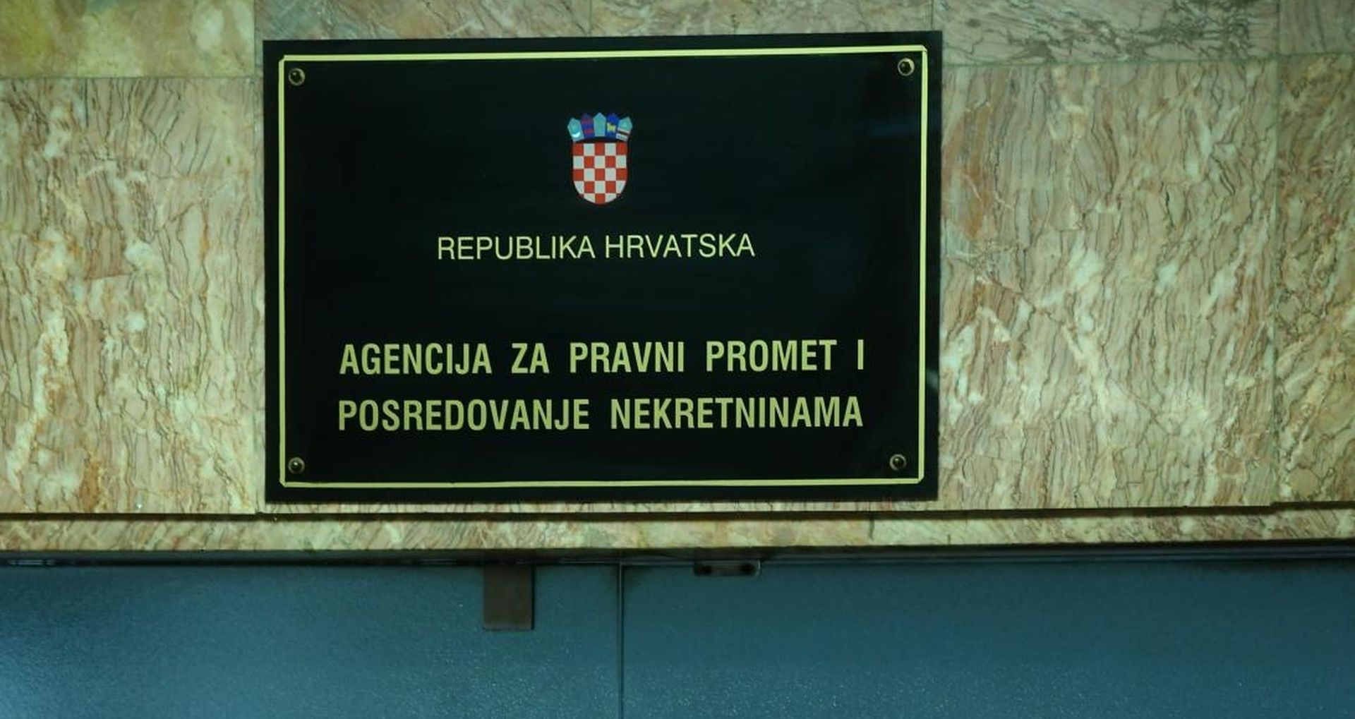 Zagreb: Započelo zaprimanje zahtjeva za subvencionirane stambene kredite u APN-u 03.09.2018., Zagreb - Agencija za pravni promet i posredovanje nekretninama (APN) zapocinje zaprimati zahtjeve za subvencioniranjem stambenih kredita za 2018. godinu. Ministar graditeljstva i prostornog uredjenja Predrag Stromar je tim povodom posjetio agenciju gdje ga je direktor APN-a Slavko Cukelj upoznao s postupkom organizacije zaprimanja i obrade zahtjeva. 
Photo: Marko Lukunic/PIXSELL