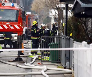 Zagreb: U obiteljskoj kući u Dugavama planuo požar 04.02.2019., Zagreb - U Ulici Janka Holjca u Dugavama buknuo je pozar na kuci. Phoro: Borna FIlic/PIXSELL