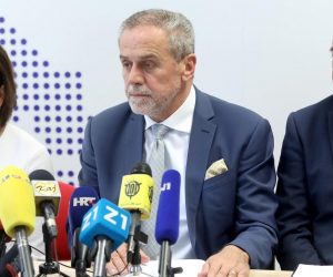 04.04.2019., Zagreb - Predsjednik Stranke rada i solidarnosti Milan Bandic odrzao je konferenciju za medije o temi Kad posao vode podobni, a ne sposobni: Tko se nije skrio, magarac je bio.
Photo: Patrik Macek/PIXSELL