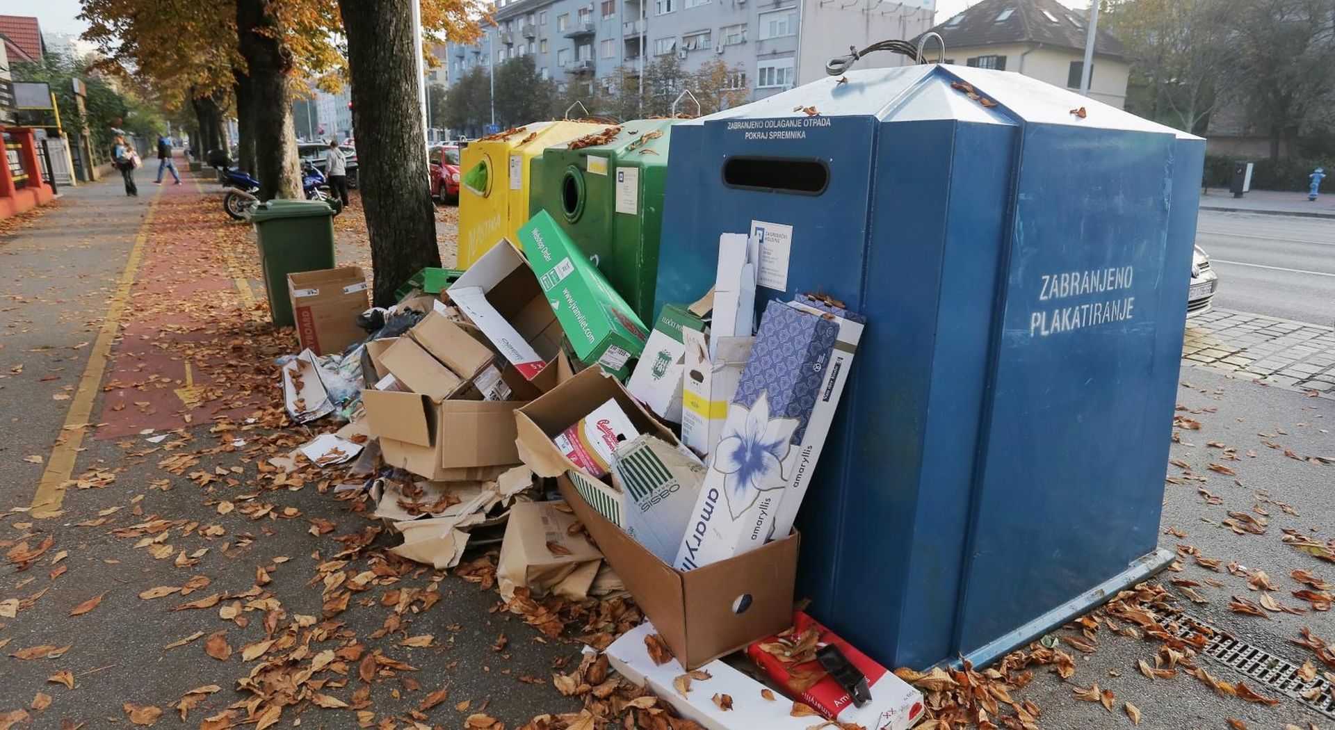 Zagreb: Istekao ugovor Čistoće i CIOS-a, niču divlja odlagališta plastike 05.11.2018., Zagreb - U gradu se smece ne razvrstava, nema centra za gospodarenje otpadom, a istekao je ugovor izmedju Cistoce i CIOS-a pa nicu divlja odlagalista plastike. Pun kontejner za plastiku u Heinzlovoj ulici. Photo: Tomislav Miletic/PIXSELL
