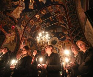 07.04.2018., manastir Krka - Na Veliku subotu kada pravoslavni vjernici proslavljaju veliki praznik Blagovesti, Njegovo Preosvestenstvo Episkop Dalmatinski G. Nikodim sluzio je u manastiru Krka vazmeno bdijenje i Svetu Arhijerejsku Liturgiju. Okupljenom mnostvu vjernika koji su dosli sa svih strana Episkop je cestitao Uskrsnuce Isusovo tradicionalnom cestitkom Mir Bozji, Hristos voskrese. Dolaskom Episkopa Nikodima na celo Eparhije Dalmatinske po prvi puta vrata manastira Krka otvorena su za medije na Veliku Subotu, na Vazmeno bdijenje, i tako je omogucio mnostvu vjernika koji nisu bili u manastiru da uzivaju gledajuci fotografije Bdijenja i Liturgije.
Photo: Dusko Jaramaz/PIXSELL