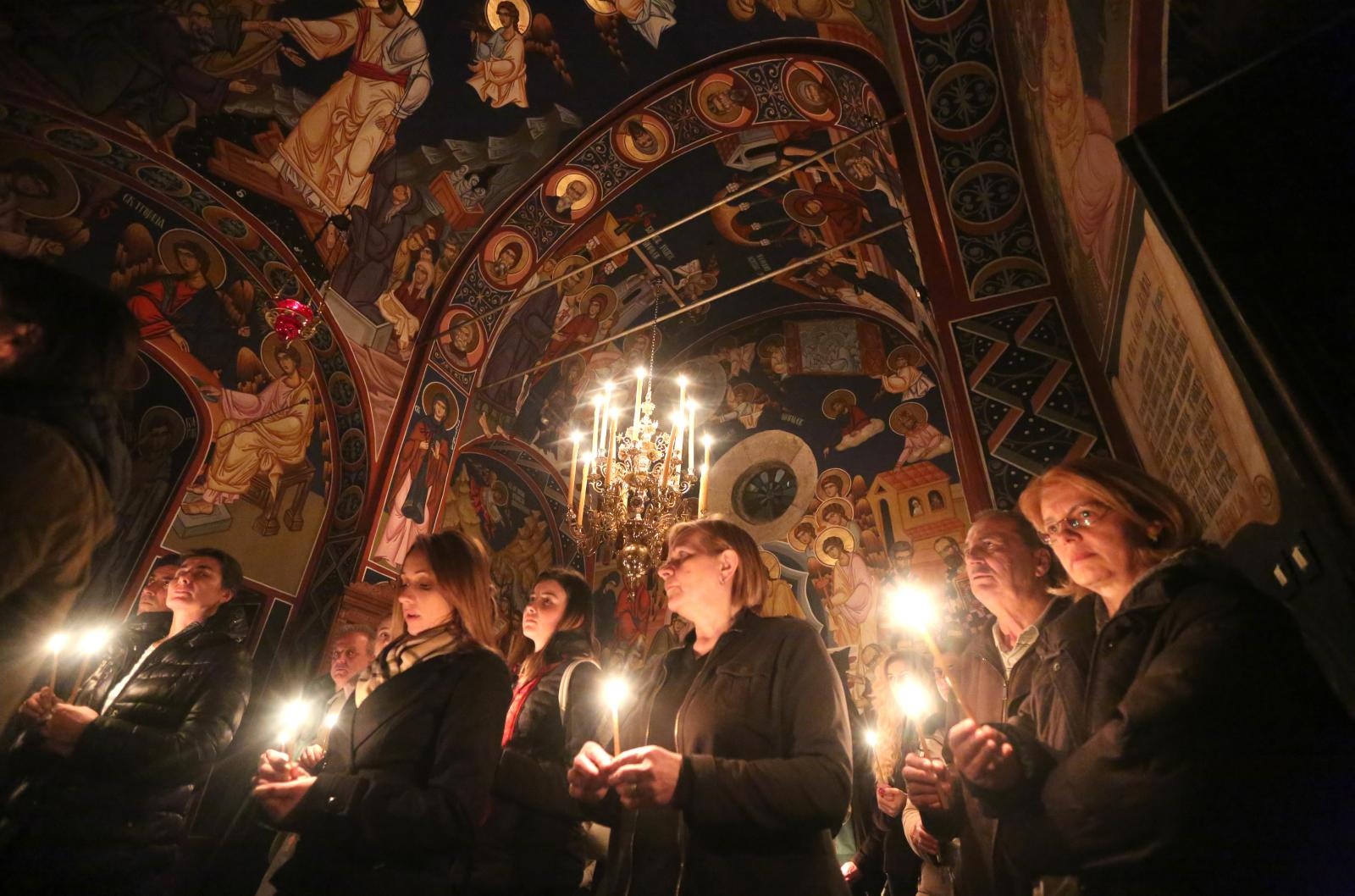 07.04.2018., manastir Krka - Na Veliku subotu kada pravoslavni vjernici proslavljaju veliki praznik Blagovesti, Njegovo Preosvestenstvo Episkop Dalmatinski G. Nikodim sluzio je u manastiru Krka vazmeno bdijenje i Svetu Arhijerejsku Liturgiju. Okupljenom mnostvu vjernika koji su dosli sa svih strana Episkop je cestitao Uskrsnuce Isusovo tradicionalnom cestitkom Mir Bozji, Hristos voskrese. Dolaskom Episkopa Nikodima na celo Eparhije Dalmatinske po prvi puta vrata manastira Krka otvorena su za medije na Veliku Subotu, na Vazmeno bdijenje, i tako je omogucio mnostvu vjernika koji nisu bili u manastiru da uzivaju gledajuci fotografije Bdijenja i Liturgije.
Photo: Dusko Jaramaz/PIXSELL