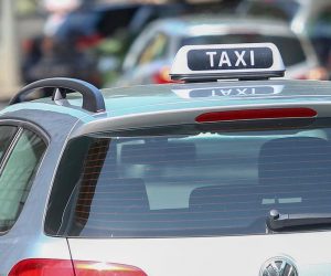 08.06.2018., Zagreb - Vozaci Ubera od 02.06. na svojim automobilima moraju imati taksi oznake kako bi se uskladili s novim Zakonom o cestovnom prometu. Photo: Matija Habljak/PIXSELL