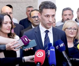09.04.2019., Zagreb - Most nezavisnih lista predao je u Saboru Drzavnom izbornom povjerenstvu kandidacijske liste za izbor clanova u Europski parlament. Bozo Petrov, Bozo Petrov, Ines Strenja Linic, Ruzica Vukovac 
Photo: Patrik Macek/PIXSELL