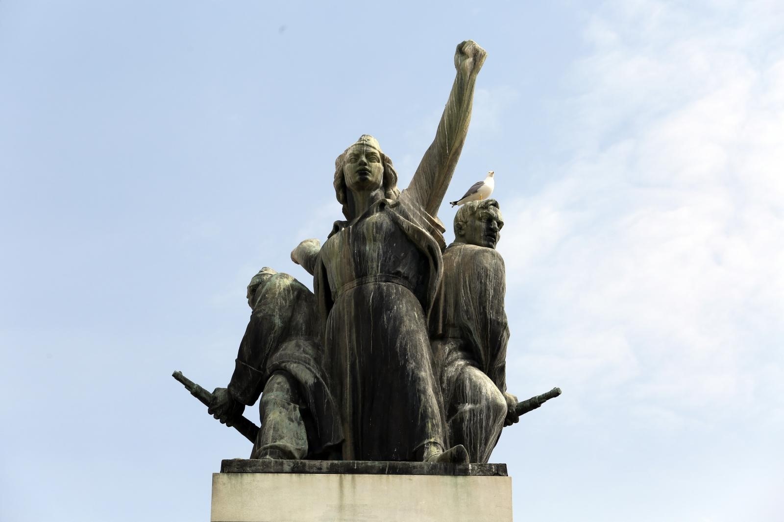 09.05.2016., Rijeka - Obiljezavanje Dana pobjede nad fasizmom polaganjem vijenaca pred spomenikom oslobodjenja Rijeke na delti. Vijence su polozile delegacije Grada, Zupanije, boraca, antifasista, policije i politickih stranaka, predvodjeni gradonacelnikom Vojkom Obersnelom i zupanom Zlatkom Komadinom. 
Photo: Goran Kovacic/PIXSELL