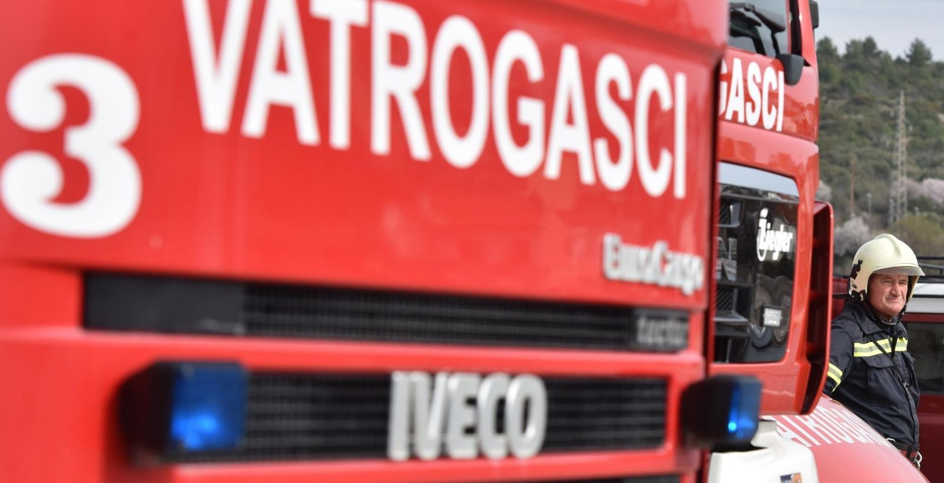 Tisno: Vatrogasci paljenjem sirena podržali Franu Lučića u sudskoj borbi 10.03.2019., Tisno - Paljenjem sirena i postrojavanjem ispred DVD Tisno vatrogasci potporu svom clanu Frani Lucicu u sudskoj borbi. 
Photo: Hrvoje Jelavic/PIXSELL