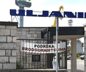 10.04.2019., Pula - Na glavnoj ulaznoj porti brodogradilista Uljanik danas postavljen transparent s pozivom na strajk gladju.
Photo: Dusko Marusic /PIXSELL