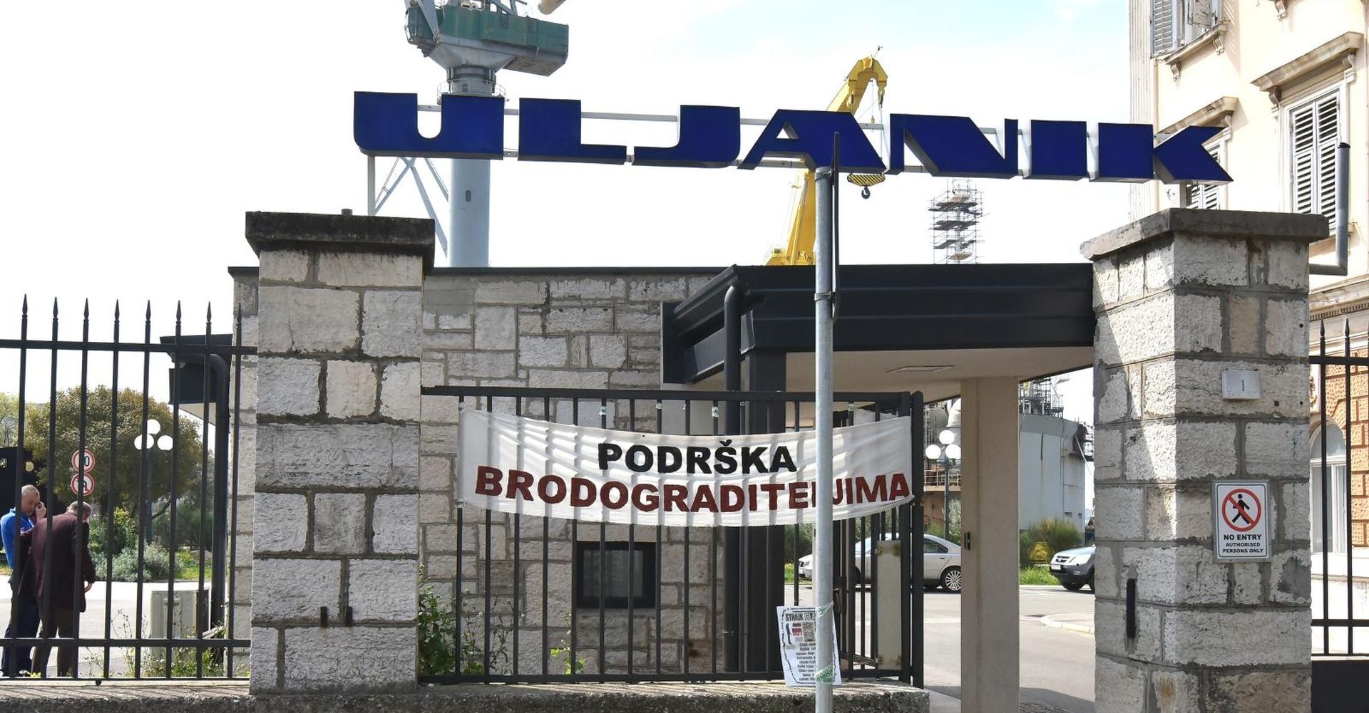 10.04.2019., Pula - Na glavnoj ulaznoj porti brodogradilista Uljanik danas postavljen transparent s pozivom na strajk gladju.
Photo: Dusko Marusic /PIXSELL