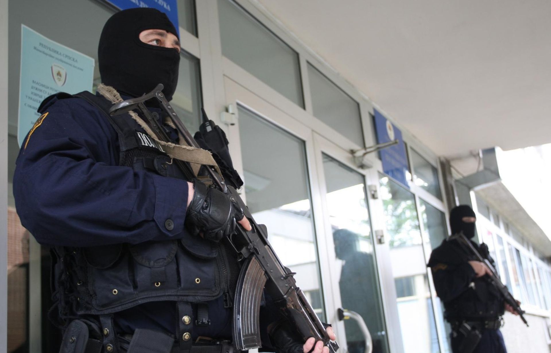 31.05.2010., Banja Luka - Pripadnici specijalne policije na ulazu u CJB Banjaluka gdje je doveden najtrazeniji banjalucki bjegunac Slavisa Culum.
Photo: Dejan Moconja/VLM/PIXSELL