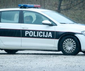 Policija kontrolira vozila na ulazu u grad Konjic kako bi pronašli serijskog ubojicu Edina Gačića 11.02.2019, Konjic, Bosna i Hercegovina - Policijska patrola na ulazu u grad Konjic. Kontroliraju vozila koja dolaze iz pravca Sarajeva  u nadi da pronadju visestrukog ubojicu Edina Gacica. Jaka kisa koja ne prestaje padati otezava potragu. Photo: Armin Durgut/PIXSELL