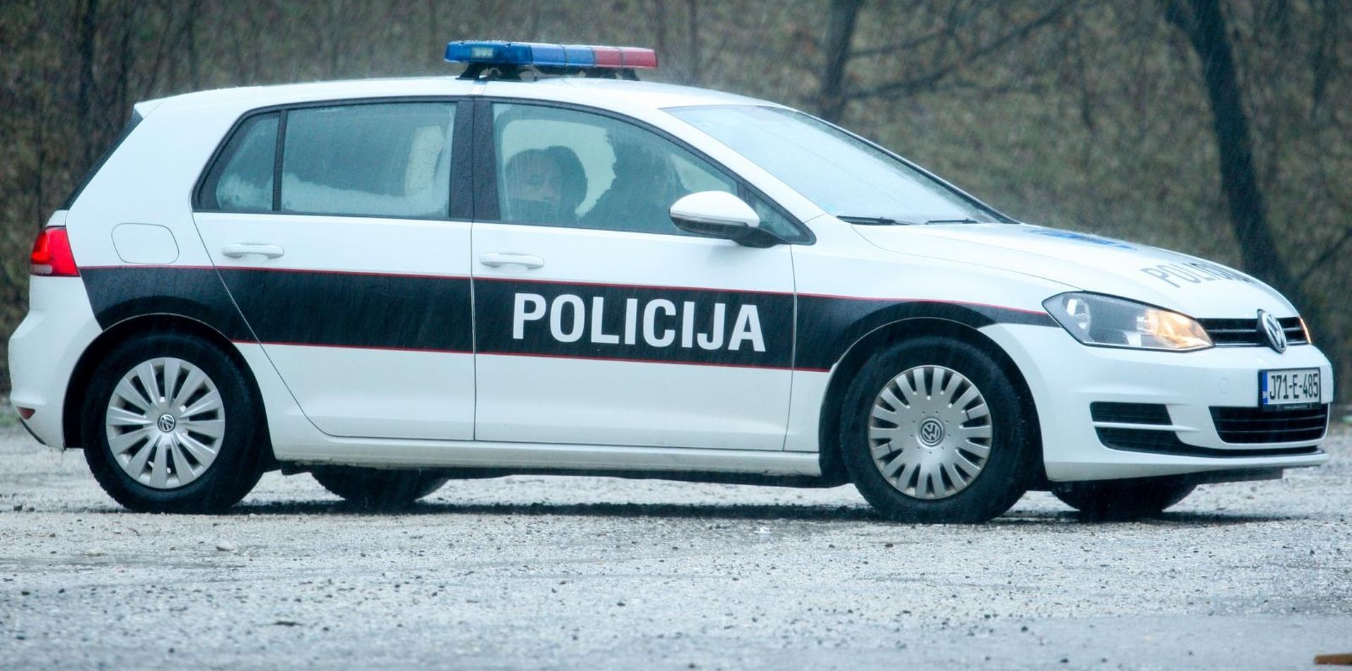 Policija kontrolira vozila na ulazu u grad Konjic kako bi pronašli serijskog ubojicu Edina Gačića 11.02.2019, Konjic, Bosna i Hercegovina - Policijska patrola na ulazu u grad Konjic. Kontroliraju vozila koja dolaze iz pravca Sarajeva  u nadi da pronadju visestrukog ubojicu Edina Gacica. Jaka kisa koja ne prestaje padati otezava potragu. Photo: Armin Durgut/PIXSELL