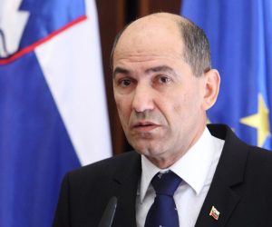 11.03.2013., Mokrice, Slovenija - Hrvatski i slovenski premijeri Zoran Milanovic i Janez Jansa potpisali su Memorandum o suglasnosti izmedju dviju drzava, kljucni dokument na temelju kojeg ce se problem Ljubljanske banke rjesavati u sklopu sukcesije, a slovenska ce vlada odmah u parlamentu pokrenuti postupak ratifikacije hrvatskoga pristupnog ugovora. 
Photo: Zeljko Lukunic/PIXSELL