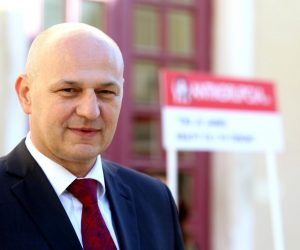 Šibenik: Mislav Kolakušić družio se s građanima i pozivao ih na učlanjenje 16.11.2018., Sibenik - 
Predsjednik udruge Antikorupcija Mislav Kolakusic druzio se s gradjanima Sibenika pozivajuci ih na uclanjenje u gradjansku inicijativu koju je nedavno pokrenuo s ciljem pocetka organizirane borbe protiv korupcije na svim razinama.
Photo: Dusko Jaramaz/PIXSELL