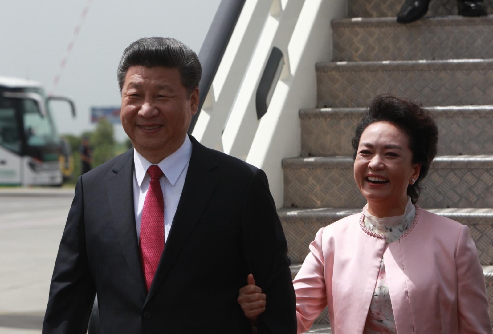 17.06.2016., Beograd, Srbija - Svecani docek kineskog predsjednika Xi Jinpinga u Zracnoj luci Nikola Tesla. Kineski predsjednik posjetio je Srbiju prvi put nakon 32 godine. Xi Jinping sa suprugom Peng Liyuan. Photo: Sluzba za suradnju s medijima predsjednika Republike Srbije/POOL/PIXSELL