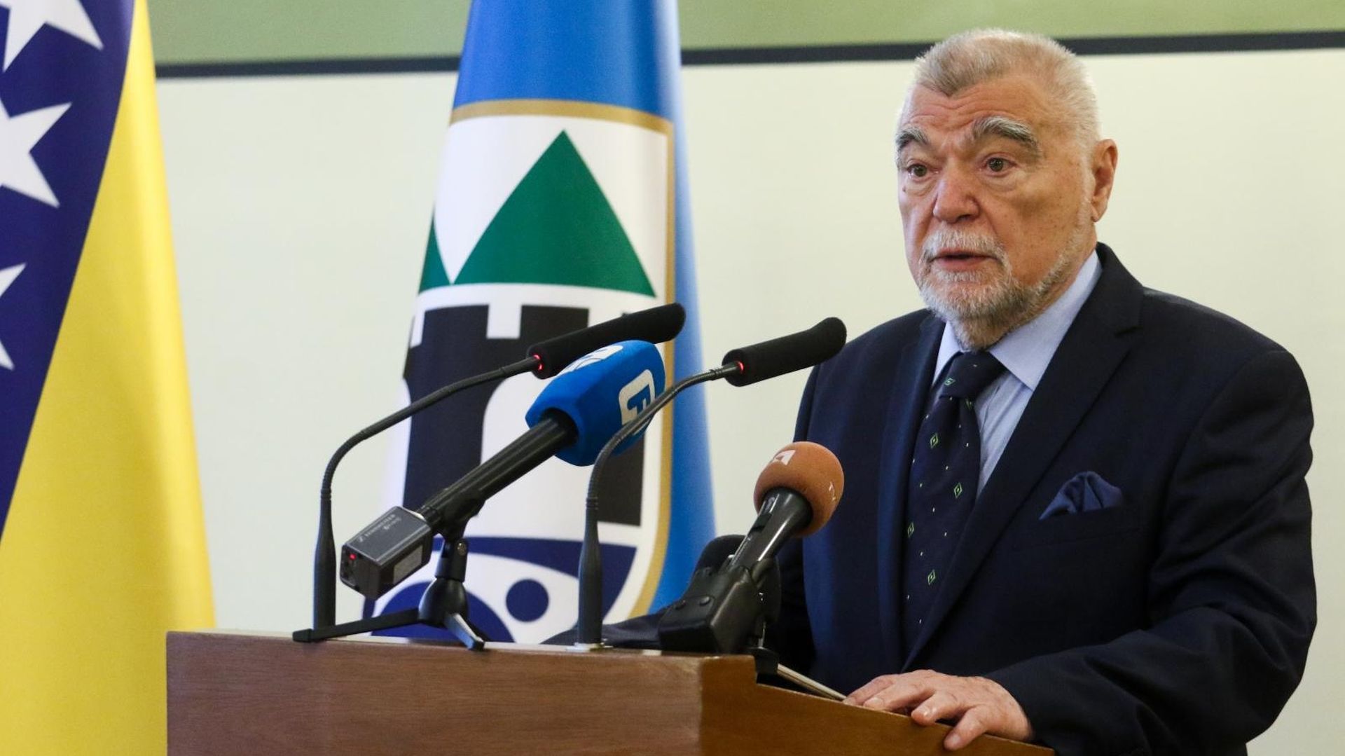 18.04.2019., Sarajevo, Bosna i Hercegovina- 
Nakon sto je prosle godine bivsi predsjednik Republike Hrvatske Stjepan Mesic odbio primiti nagradu Pocasni gradjanin Sarajeva, danas je u sarajevskoj Vijecnici ipak primio istoimenu nagradu. Stjepan Mesic
Photo: Armin Durgut/PIXSELL