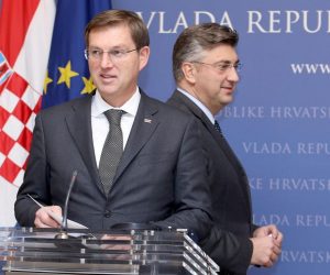 19.12.2017., Zagreb - Predsjednik Vlade Republike Hrvatske Andrej Plenkovic sastao se u Banskim dvorima s predsjednikom Vlade Republike Slovenije Mirom Cerarom, koji boravi  u radnom posjetu Republici Hrvatskoj. Nakon susreta premijeri su dali izjave za medije. 
Photo: Patrik Macek/PIXSELL