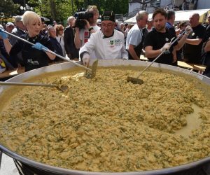 20.04.2019., Pula - Ususret Uskrsu na pulskoj trznici podijeljena je tradicionalna uskrsnja fritaja s 1.500 jaja, 20 kila sparoga i pet  kilograma mladog luka. Photo: Dusko Marusic/PIXSELL