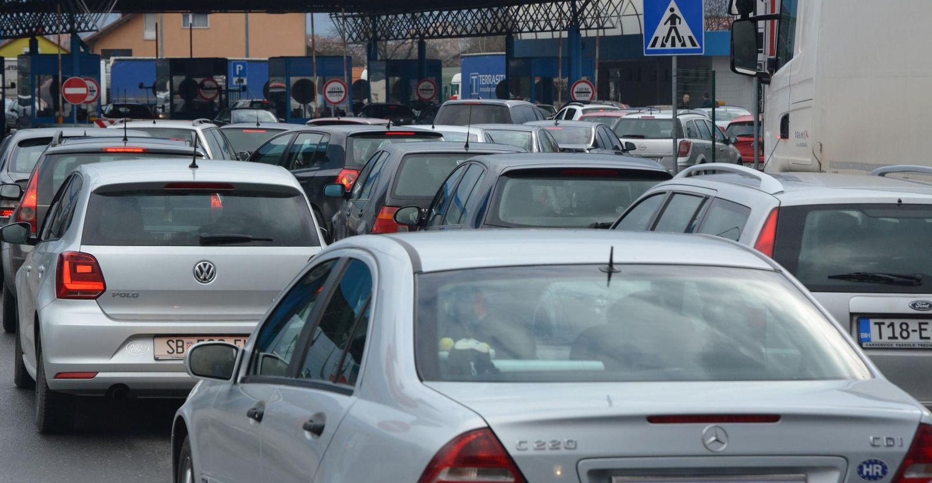 Slavonski Brod: Kolone na granici zbog pada informatičkog sustava MUP-a  22.02.2019., Slavonski Brod - Zbog prekida rada informatickog sustava MUP-a na granicnom prijelazu stvorile su se nepregledne kolone vozila i poprilicna guzva koja stvara dodatnu nervozu umornim putnicima jer vec vise sati cekaju na prelazak granice. 

Photo: Ivica Galovic/PIXSELL