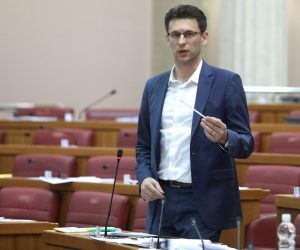 Zastupnici Most cijelu noć pokušavaju opstruirati donošenje zakona o financiranju političkih stranka 22.03.2019., Zagreb - Zastupnici Mosta cijelu noc pokusavaju raspravom o amandmanima opstruirati donosenje zakona o financiranju politickih stranka. Najvazniji prijepor cijele noci bio je da li se rasprava prenosi ili ne na Youtube kanalu Sabora. Bozo Petrov.
Photo: Patrik Macek/PIXSELL