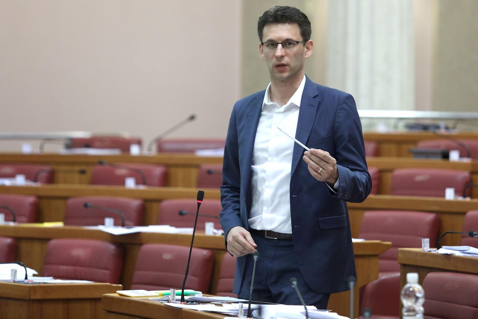 Zastupnici Most cijelu noć pokušavaju opstruirati donošenje zakona o financiranju političkih stranka 22.03.2019., Zagreb - Zastupnici Mosta cijelu noc pokusavaju raspravom o amandmanima opstruirati donosenje zakona o financiranju politickih stranka. Najvazniji prijepor cijele noci bio je da li se rasprava prenosi ili ne na Youtube kanalu Sabora. Bozo Petrov.
Photo: Patrik Macek/PIXSELL