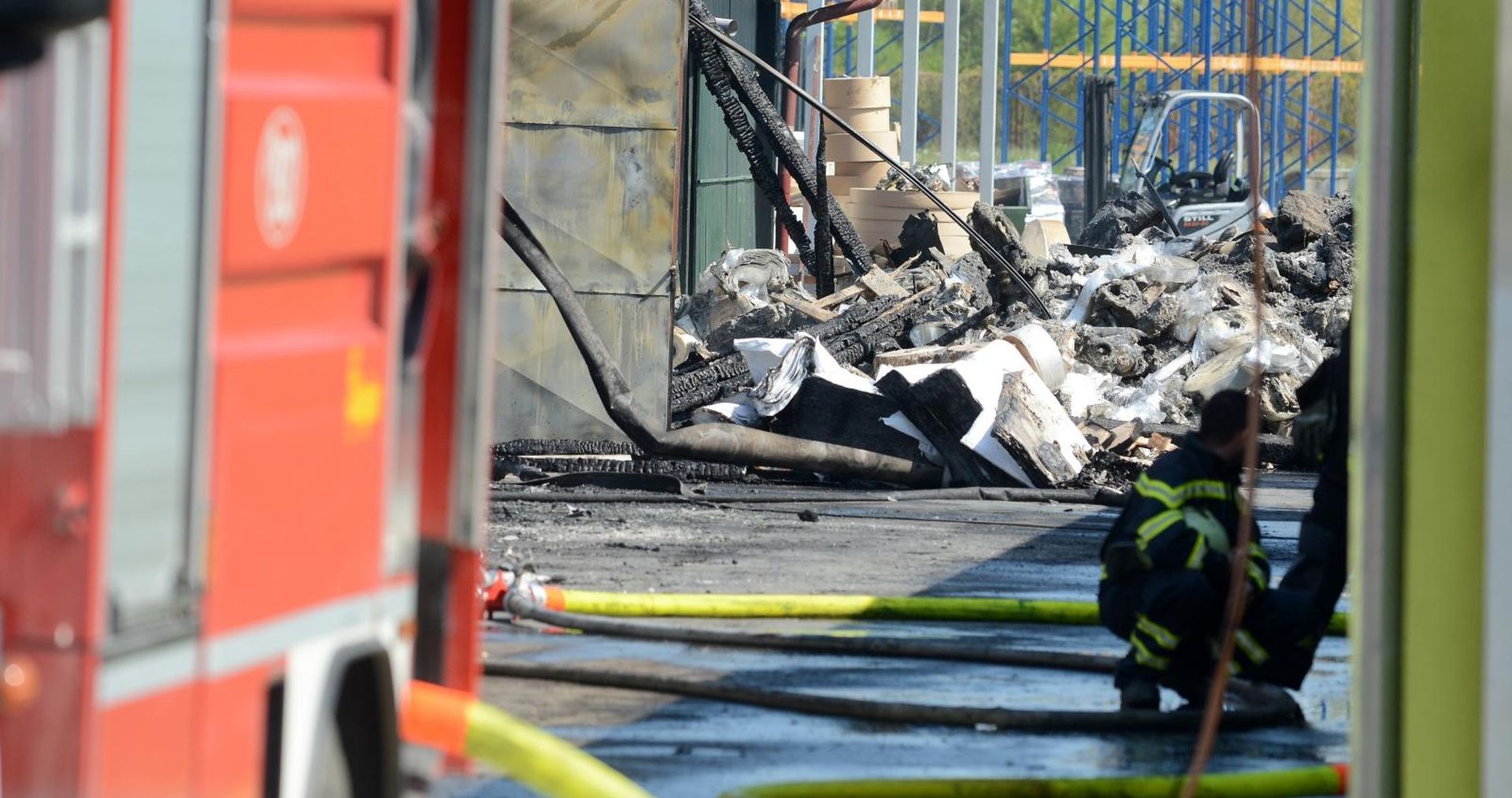 22.04.2019., Koprivnica - U pozaru koji je buknuo u nocnim satima u tvornici Eko papir izgorio jedan pogon. Photo: Damir Spehar/PIXSELL