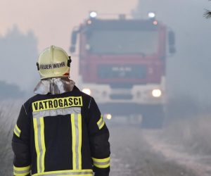 Veliki požar kod mjesta Grebaštica zatvorio jadransku magistralu 23.02.2019., Grebastica - Zbog jake bure doslo je do velikog pozara kod mjesta Grebastica, pa je zatvorena jadranska magistrala. Photo: Hrvoje Jelavic/PIXSELL
