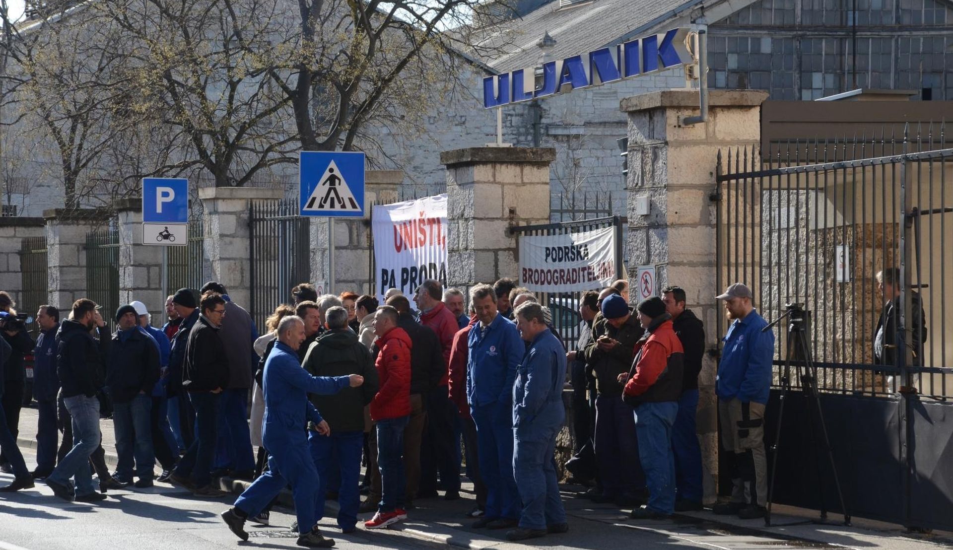 26.03.2019., Pula - Radnici Uljanika danas su usli u sesti dan strajka te su se okupili kod brodogradilista kako bi na jos jednom prosvjedu potaknuli nadlezne da im pocnu davati odgovore. Desetominutnom setnjom pjesackim prijelazom blokirali su promet. 
Photo: Dusko Marusic/PIXSELL