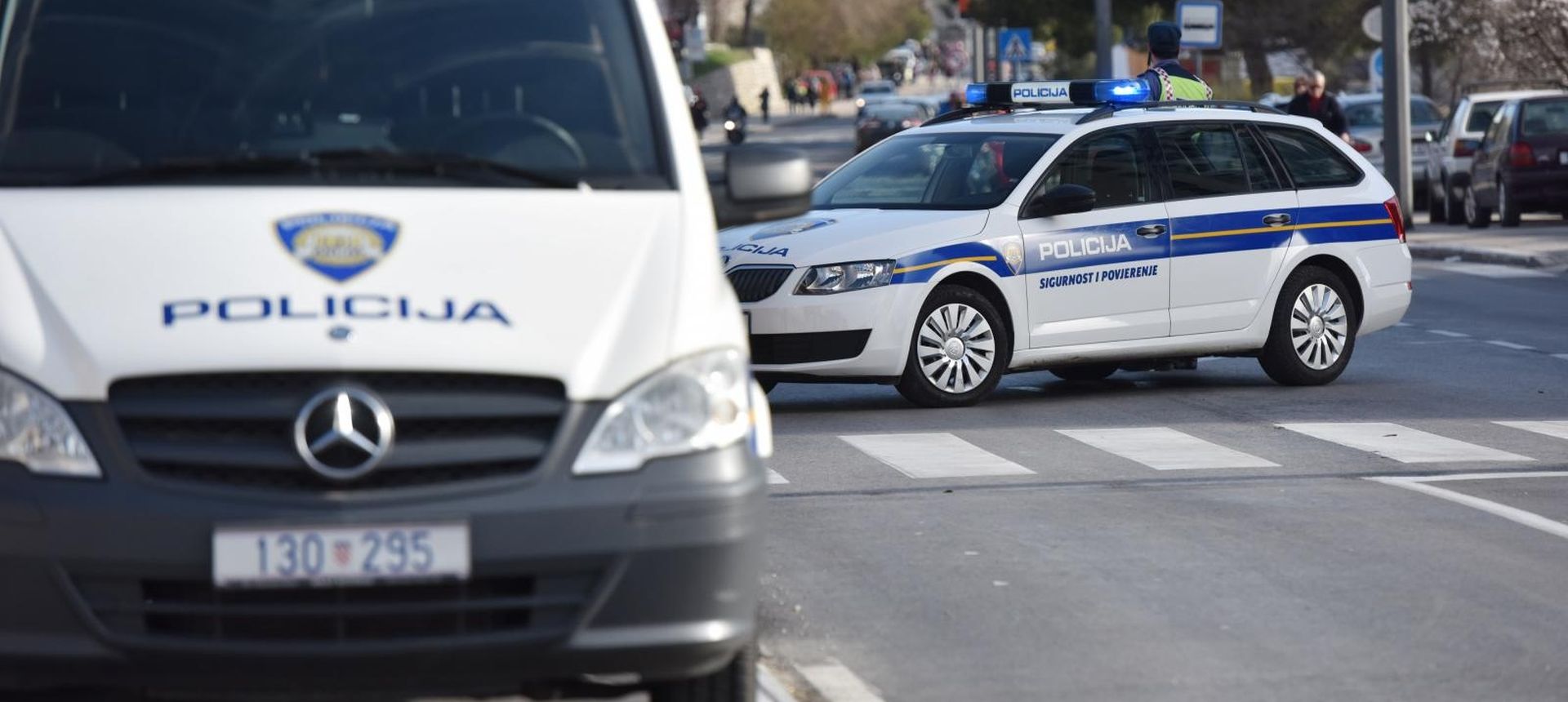 28.02.2017., Sibenik - Policija zatvorila cestu kako bi osigurala da maskarana kolona prodje glavnom ulicom. 
Photo: Hrvoje Jelavic/PIXSELL