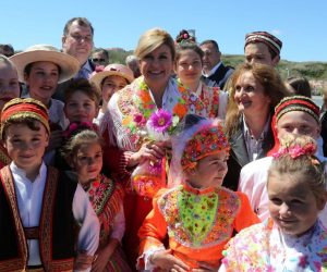 29.04.2019., Susak - Predsjednica Kolinda-Grabar Kitarovic obilazi otoke Losinj, Susak, Unije i Srakane. Photo: Goran Kovacic/PIXSELL