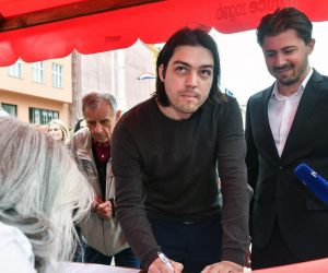 29.04.2019., Zagreb- Predstavnici Zivog zida potpisali peticiju za inicijativu "67 je previse". Ivan Vilibor Sincic, Tihomir Lukanic. 
Photo: Sandra Simunovic/PIXSELL
