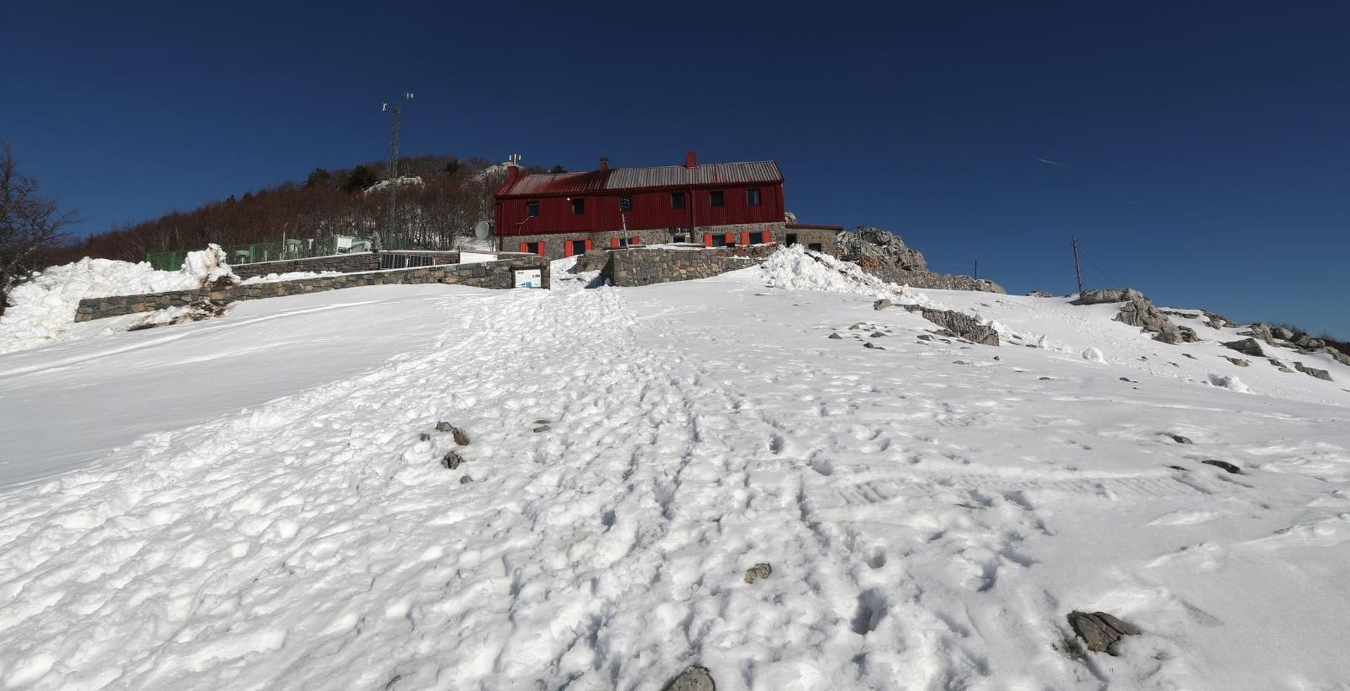 29.01.2018., Senj - Zavizan je jedan od najpoznatijih lokaliteta u Nacionalnom parku Sjeverni Velebit. Na 1594 m nadmorske visine, ispod vrha Vucjak, smjesten je Planinarski dom Zavizan i najstarija visinska meteoroloska postaja u Hrvatskoj, osnovana 1953. godine. S obzirom da je Velebit prirodna granica izmeðu kontinentalne i mediteranske Hrvatske, u njegovu vrsnom dijelu sukobljavaju se i dvije razlicite klime - maritimna i kontinentalna, sto uzrokuje nepredvidive vremenske prilike pa je ova zavizanska postaja od neizmjerne vaznosti za meteorolosku zajednicu. Zavizan je vrlo dobra polazna tocka za planinarske ture po Velebitu a s njegova vrha otvaraju se prekrasni vidici prema Lici, Kvarneru a za lijepa vremena vide se obrisi Italije. 
Photo: Robert Anic/PIXSELL