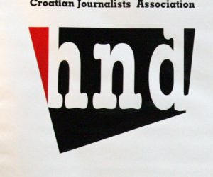 Zagreb, 17.01.2013 - (Ilustracija) Hrvatsko novinarsko drutvo (HND) izrazilo je danas zabrinutost i iznenaðenost vijeæu da je Vrhovni sud ukinuo pravomoænu presudu kojom je otkaz bivoj pomoænici glavnog urednika Slobodne Dalmacije Natai karièiæ proglaen nezakonitim te je predmet vratio na ponovno suðenje. Arhivska fotografija od 25.11.2011. prikazuje logo Hrvatskog novinarskog drutva. 
foto FaH/ Hrvoje UÈKO/ ik